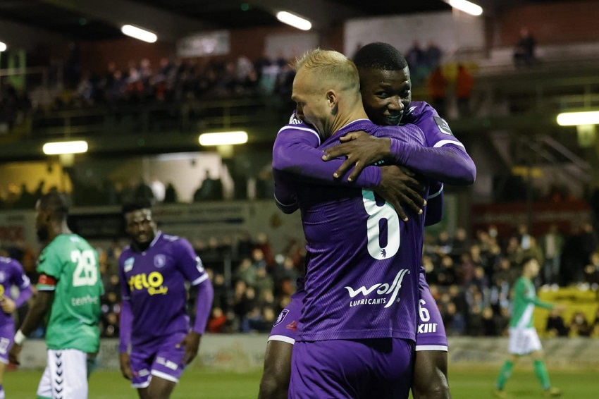 Moisés Caicedo anota su primer gol con Beerschot en clasificación en Copa de Bélgica
