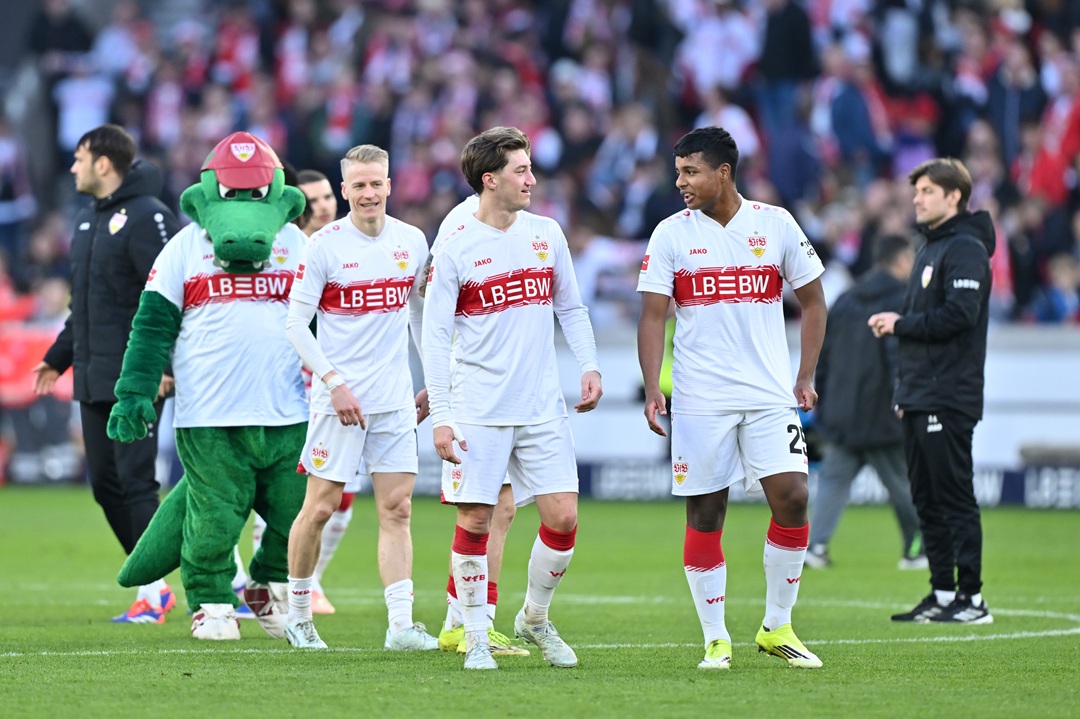 Jeremy Arévalo disputa los últimos minutos en el empate del Stuttgart ante Mainz