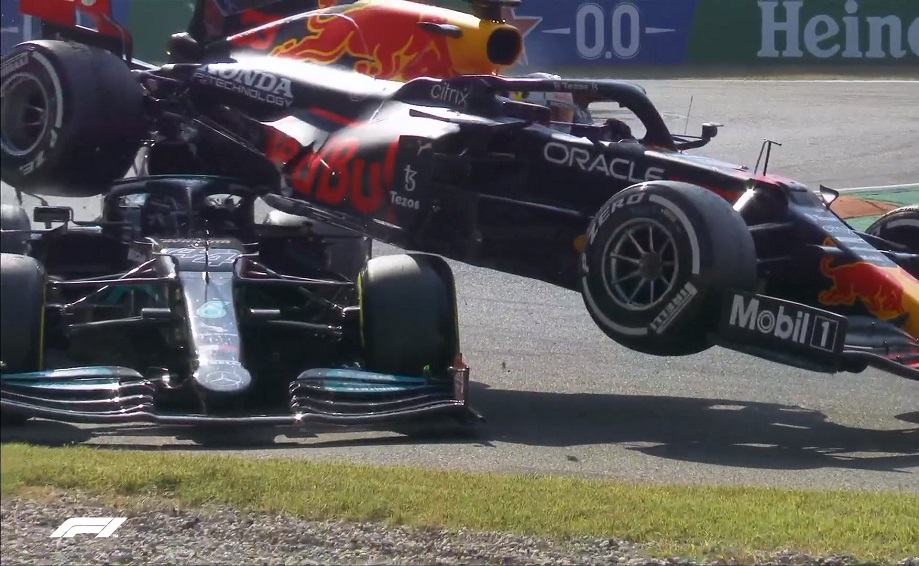 (Video) Verstappen y Hamilton chocan y quedan fuera del Gran Premio de Italia