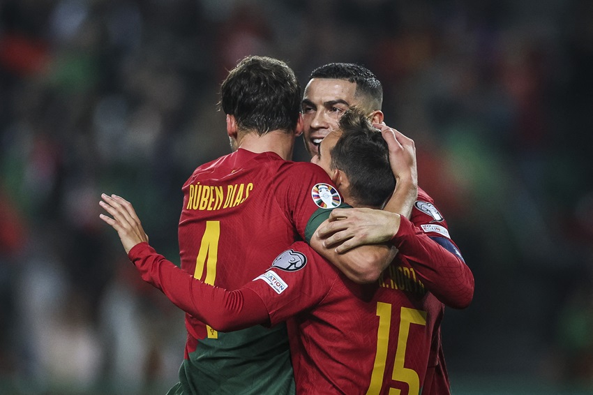 Portugal doblega a Islandia y cierra participación con puntaje perfecto