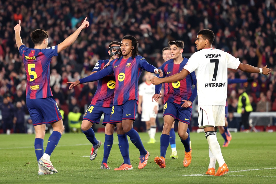 El Barcelona concreta la remontada sobre Eintracht Frankfurt con doblete de Jules Koundé