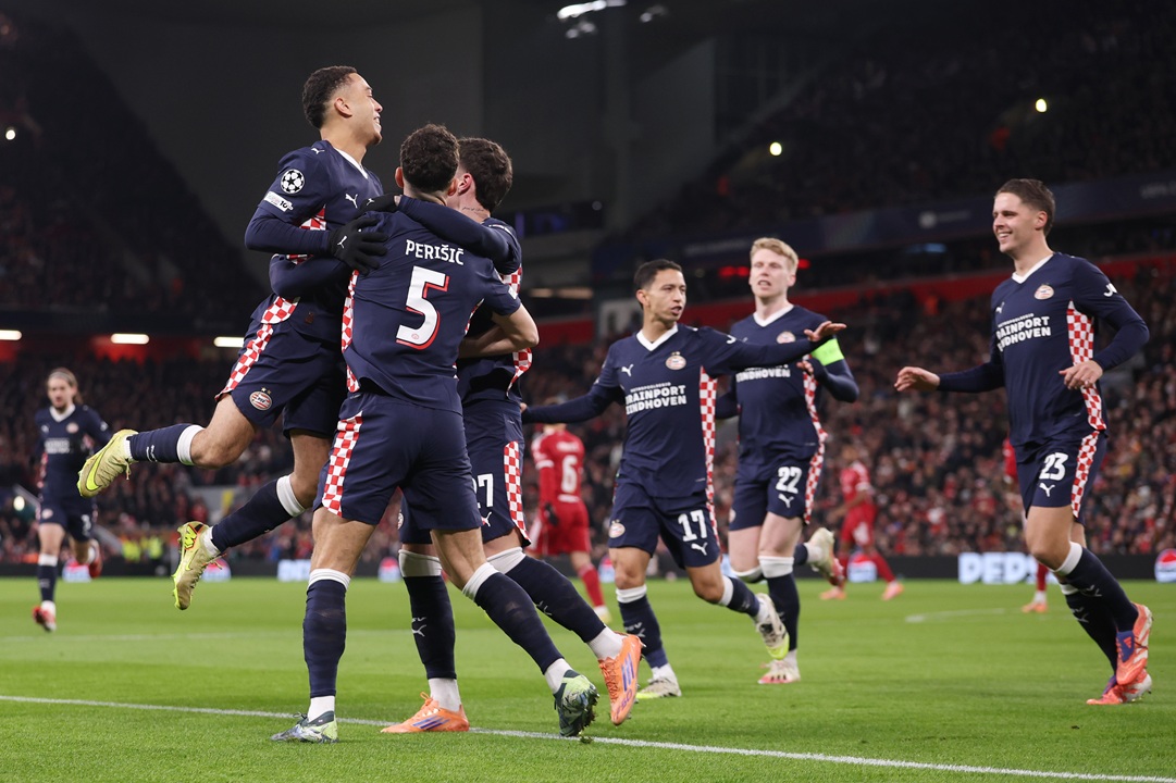 PSV agrava la crisis del Liverpool con goleada en Anfield
