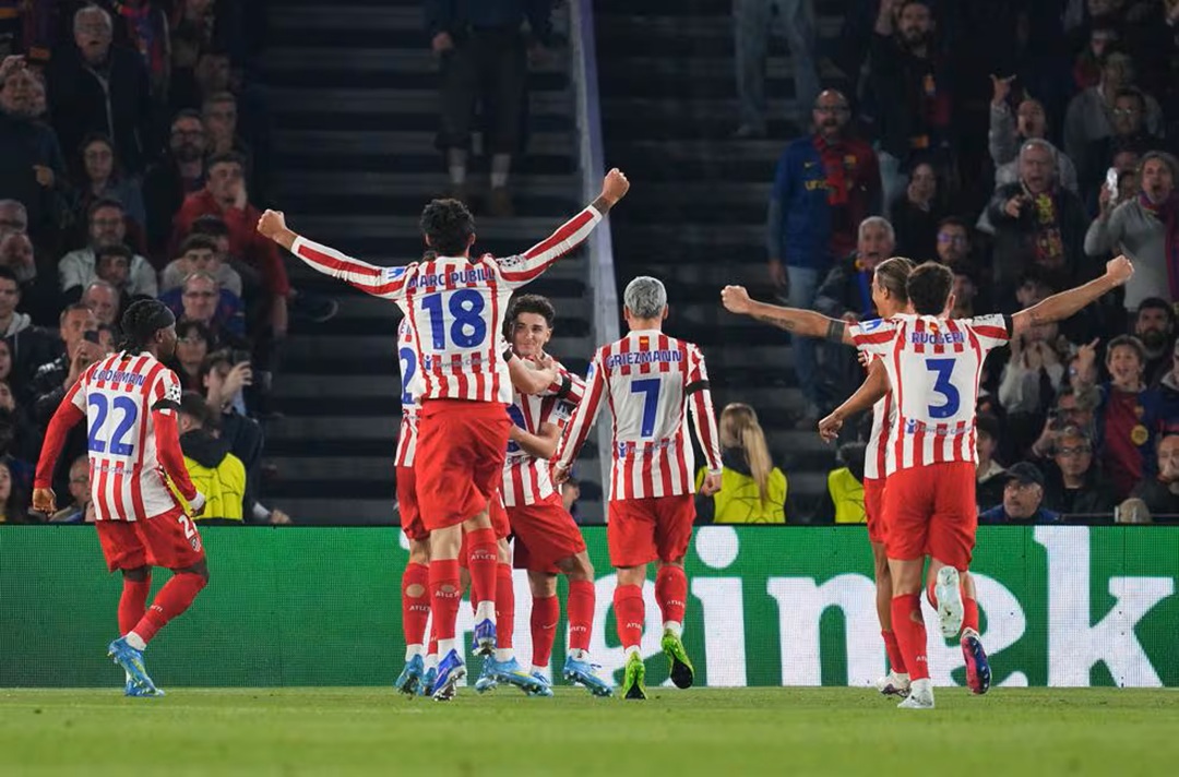 Atlético de Madrid derrota a un Barcelona que quedó con 10 antes del descanso