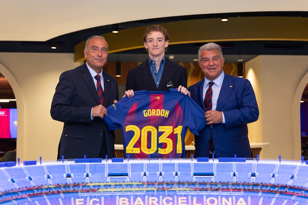 El Barcelona hace oficial el fichaje de Anthony Gordon