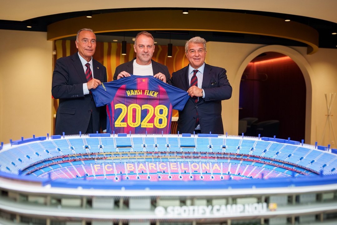 Hansi Flick extiende su contrato con el Barcelona
