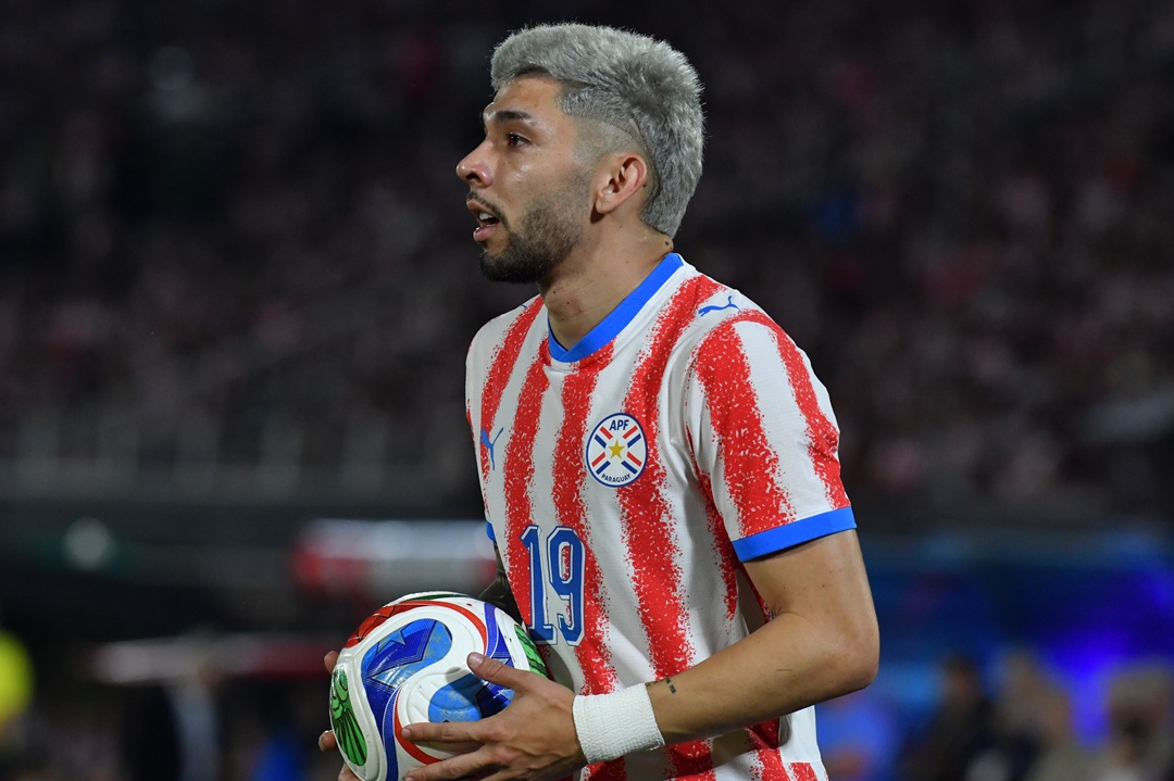 Julio Enciso entrena con normalidad y podría ser titular ante Estados Unidos