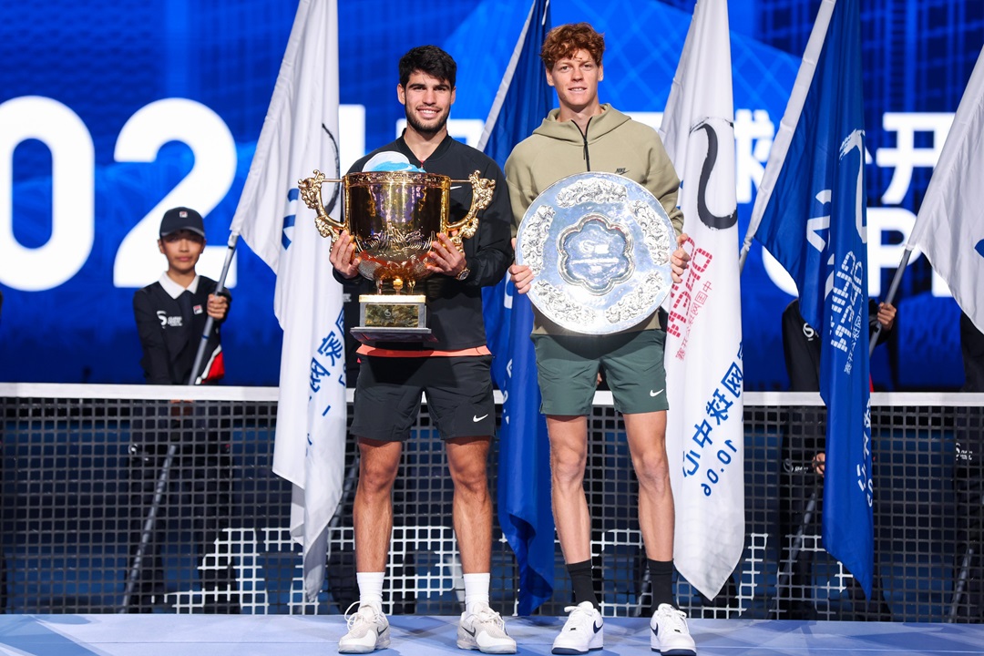Carlos Alcaraz destrona a Jannik Sinner en el ATP 500 de Pekín